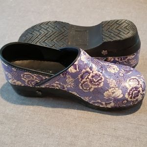 Sanita clogs